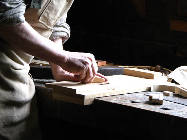 Ofrecemos un servicio de <strong>carpintería  de madera y ebanistería en Folgoso do Courel</strong> adaptado a las necesidades del <strong>cliente</strong>.